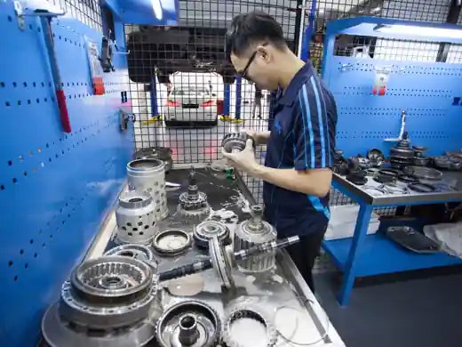 Gearbox overhaul on the teardown bench